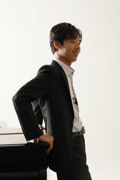 Hyuk Lee